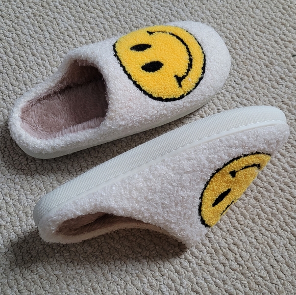 Smile Slippers - Picture 3 of 6